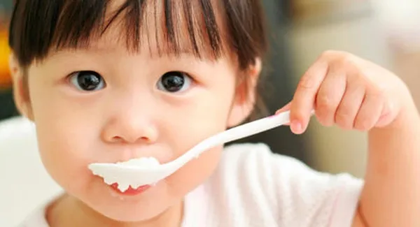 Mách mẹ cách cho bé 1-2 tuổi ăn sữa chua tốt nhất